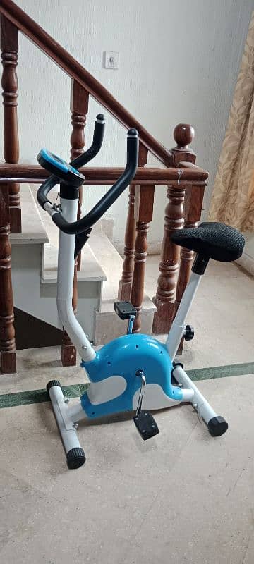 exercise cycle with digital display in very good condition 2