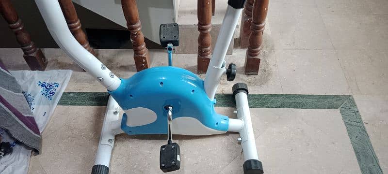 exercise cycle with digital display in very good condition 4