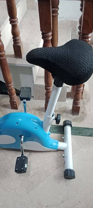 exercise cycle with digital display in very good condition 5