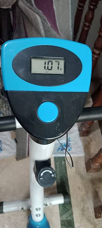 exercise cycle with digital display in very good condition 6