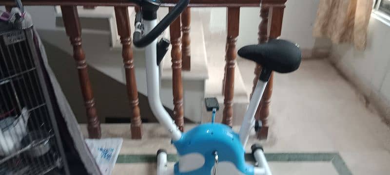 exercise cycle with digital display in very good condition 7