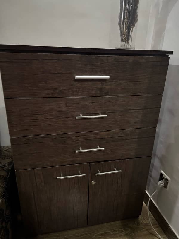 wooden chester drawer with side lock 1