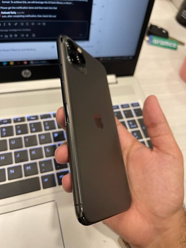 iPhone 11 pro max 256gb Space Grey PTA Approved 5