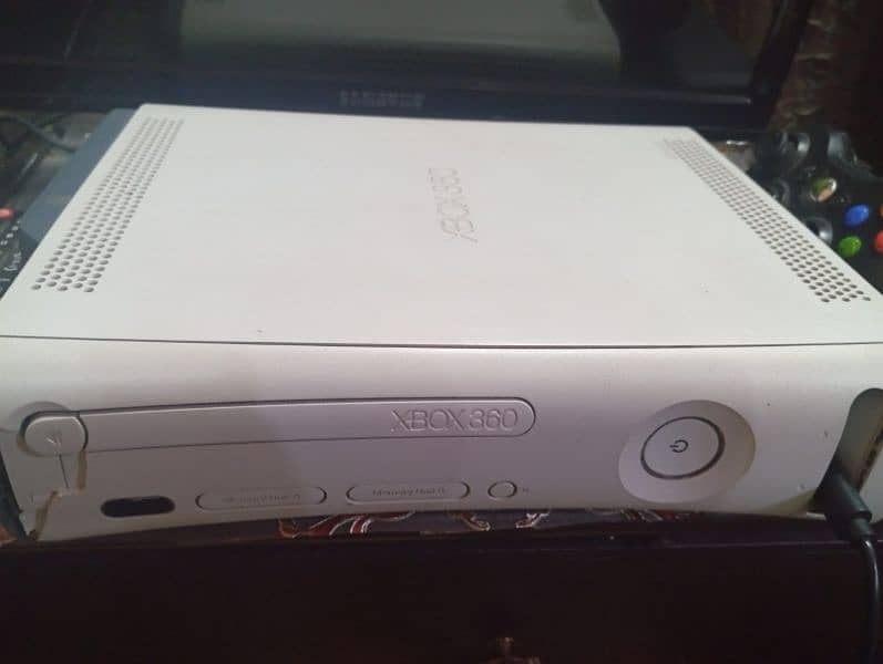 Xbox 360 500GB with headphones With games download 2 controllers 6