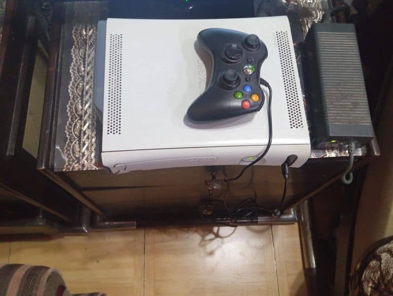 Xbox 360 500GB with headphones With games download 2 controllers 7