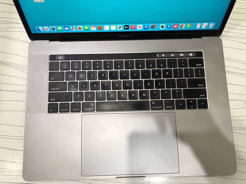 Apple MacBook Pro 2017 15” with Touch Bar Control 1