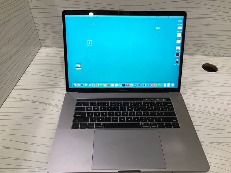 Apple MacBook Pro 2017 15” with Touch Bar Control 2