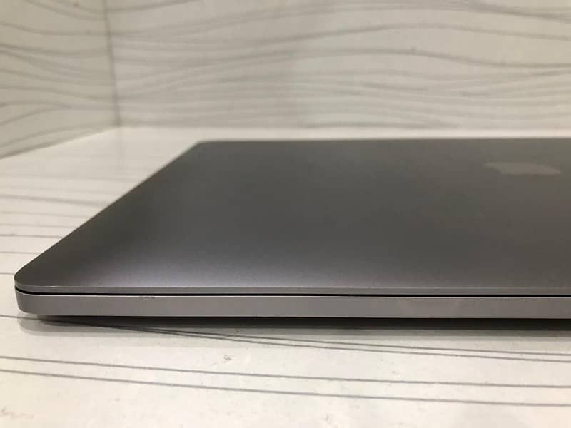 Apple MacBook Pro 2017 15” with Touch Bar Control 8