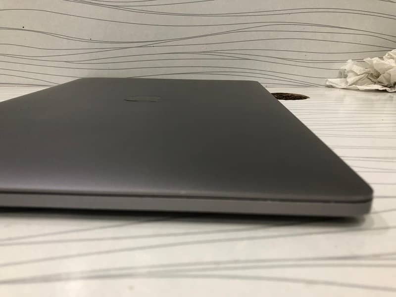 Apple MacBook Pro 2017 15” with Touch Bar Control 10