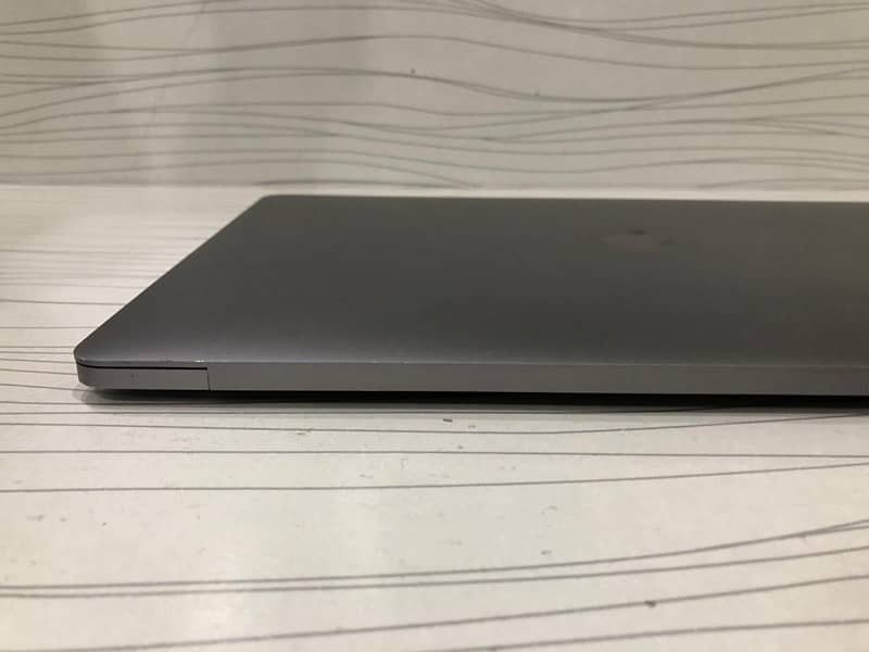 Apple MacBook Pro 2017 15” with Touch Bar Control 11