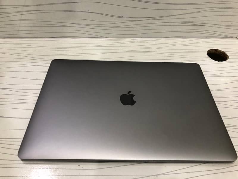 Apple MacBook Pro 2017 15” with Touch Bar Control 15