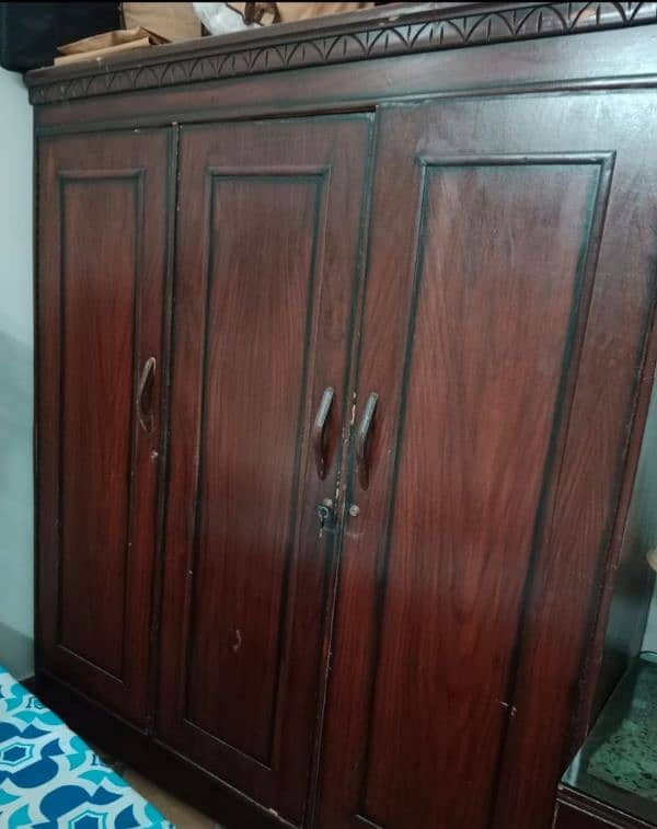 Three door cupboard 0