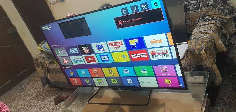 orient 50 inches ultra slim led with android box table stand 5