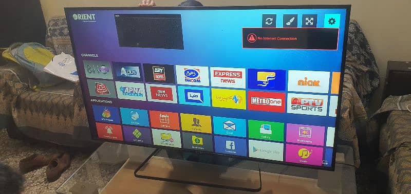 orient 50 inches ultra slim led with android box table stand 6