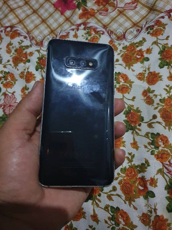 Samsung s10e 12 gb 128gb pta approved no dot no shade 0