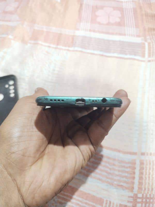 realme 5i 4/64 mubile with box 2