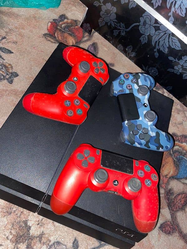 Playstation 4 with 3 controllers 1