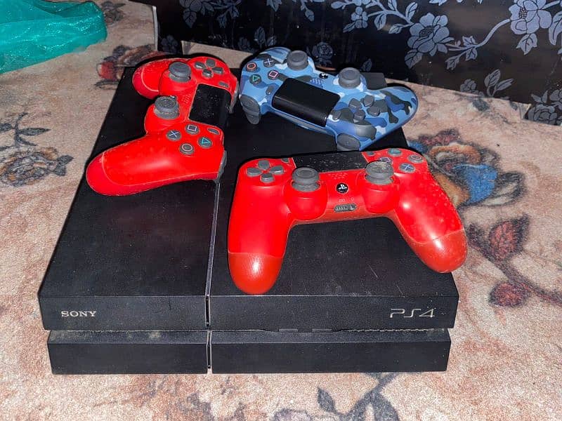 Playstation 4 with 3 controllers 4