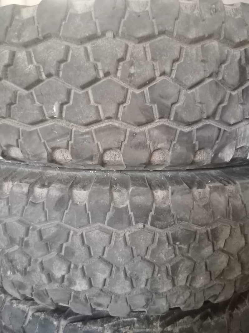 Tyres 2Dunloop/2Bridgestone 1