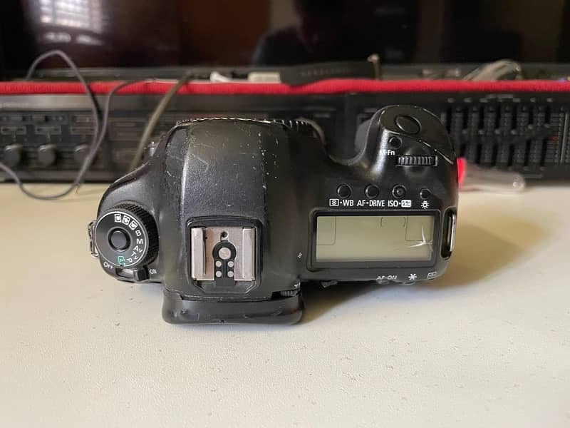 Canon 5D mark 3 with original battery 4