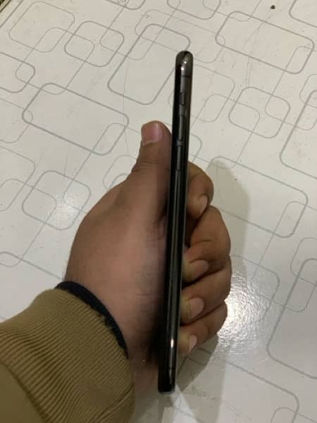 I phone  11  pro max  256 Gb  all ok   good  condition all Geneyan 3