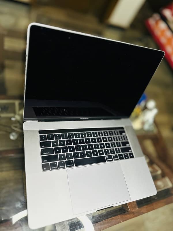 Apple MacBook Pro  2017 touchbar 15.4” 1