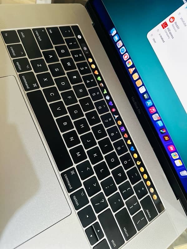 Apple MacBook Pro  2017 touchbar 15.4” 3