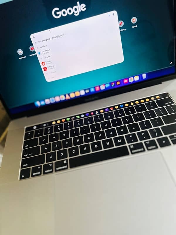 Apple MacBook Pro  2017 touchbar 15.4” 4