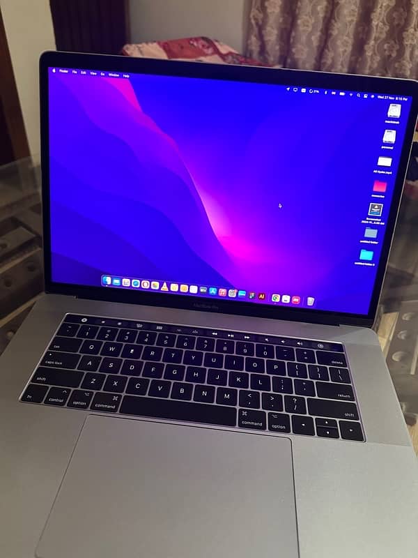 Apple MacBook Pro  2017 touchbar 15.4” 9