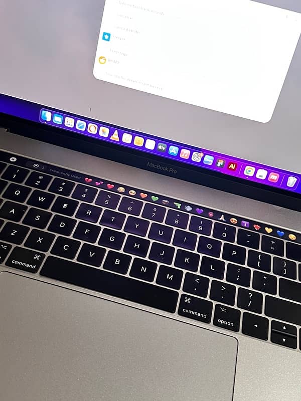 Apple MacBook Pro  2017 touchbar 15.4” 11