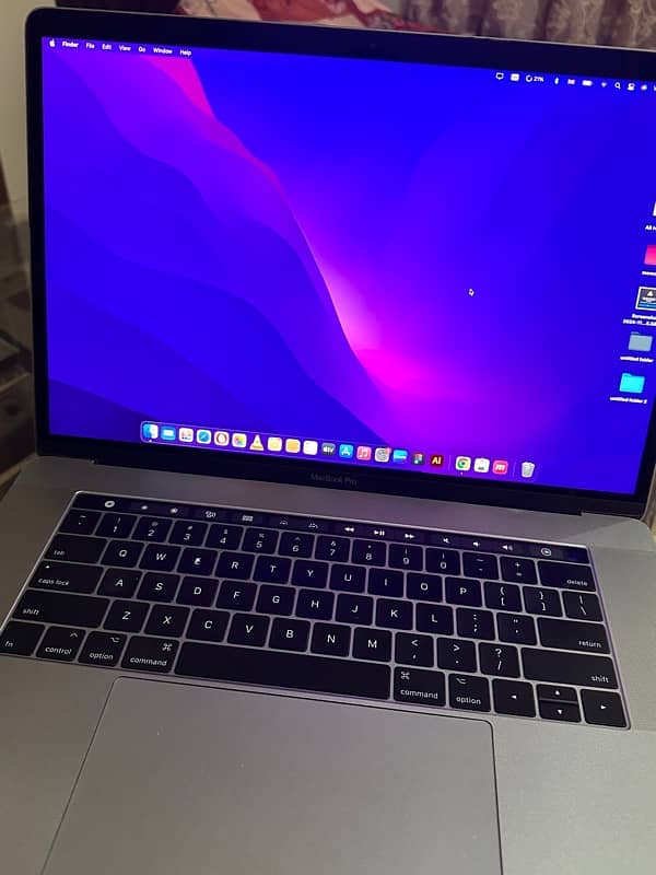 Apple MacBook Pro  2017 touchbar 15.4” 14