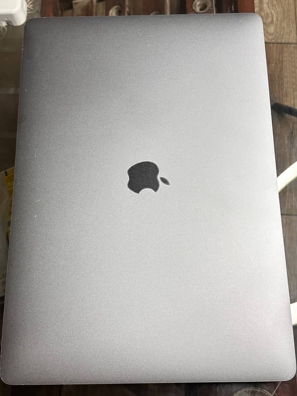 Apple MacBook Pro  2017 touchbar 15.4” 18