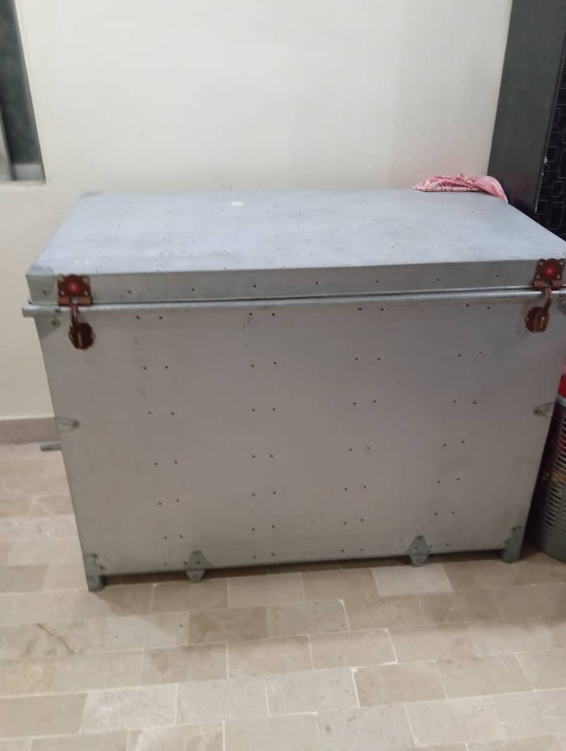 Heavy trunk for urgent sale excellent condition 0