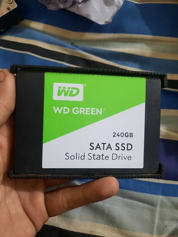 240 GB SATA SSD 0