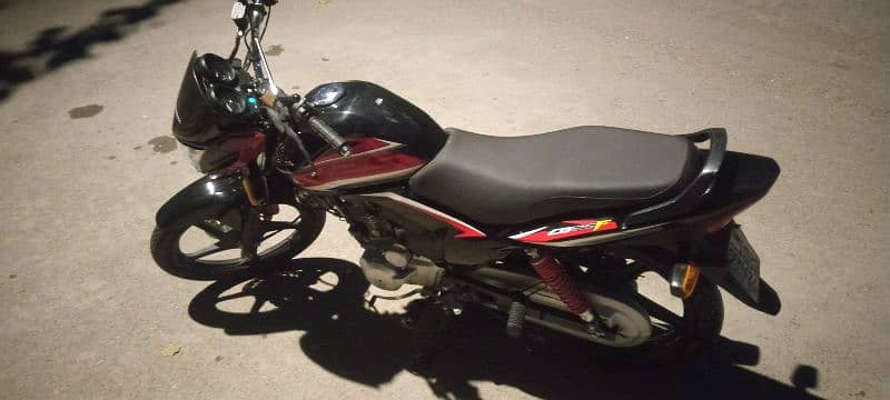 Honda CB125 F 3