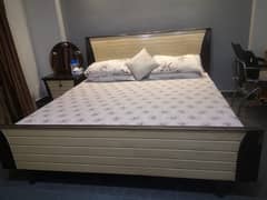 complete bed set in good condition