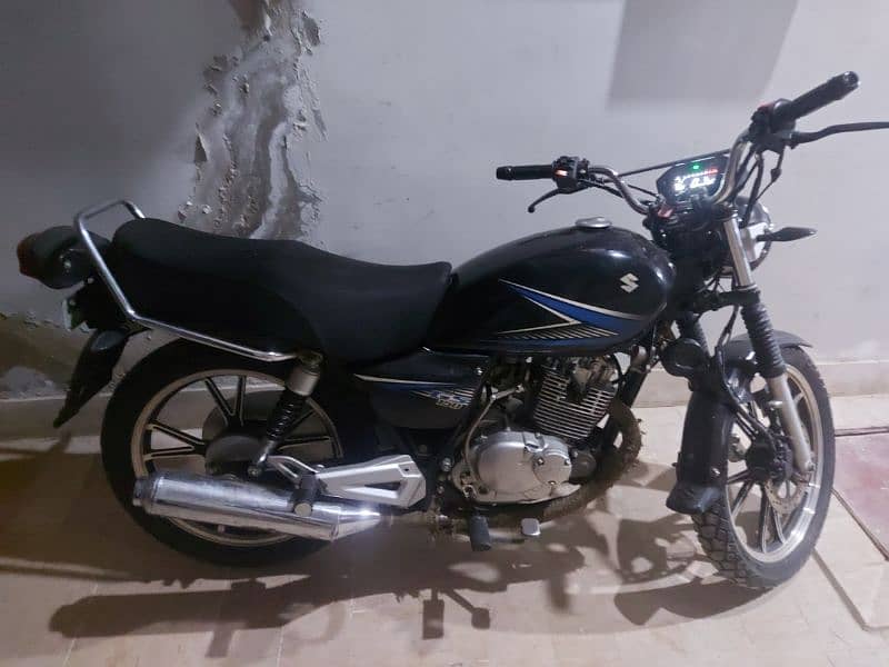 suzuki 150cc 2013 model one handed bike. 1