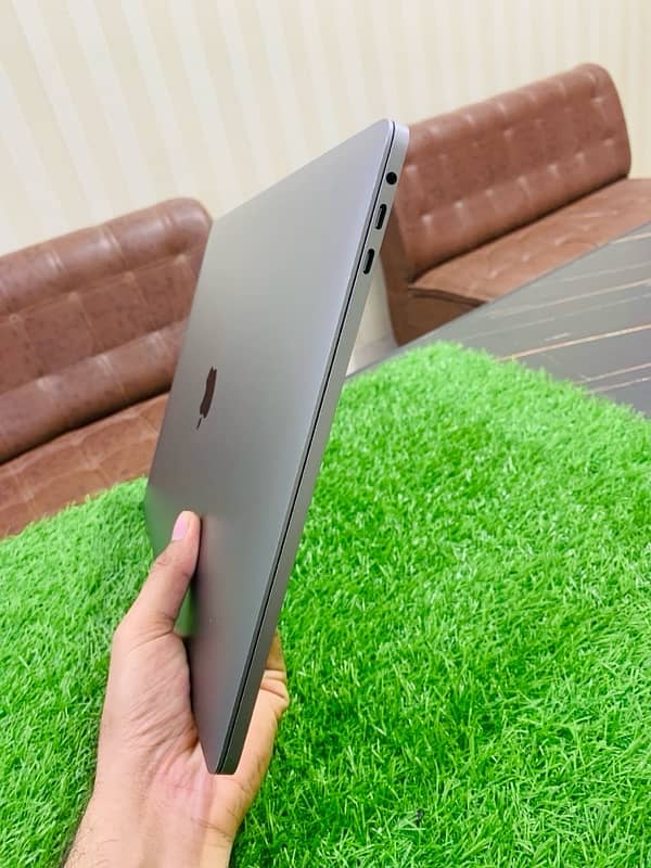 Apple Macbook pro 2019 15.4Inches i9 32/512 2