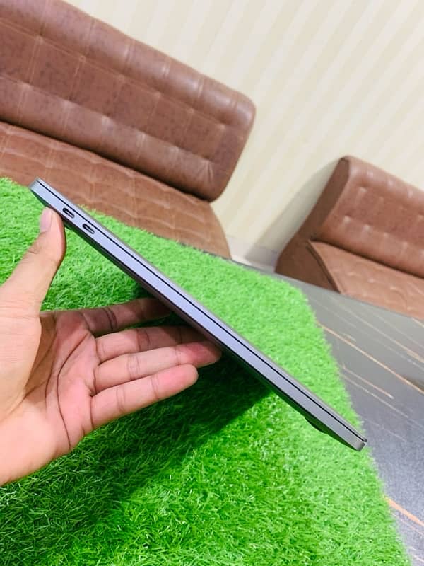 Apple Macbook pro 2019 15.4Inches i9 32/512 4