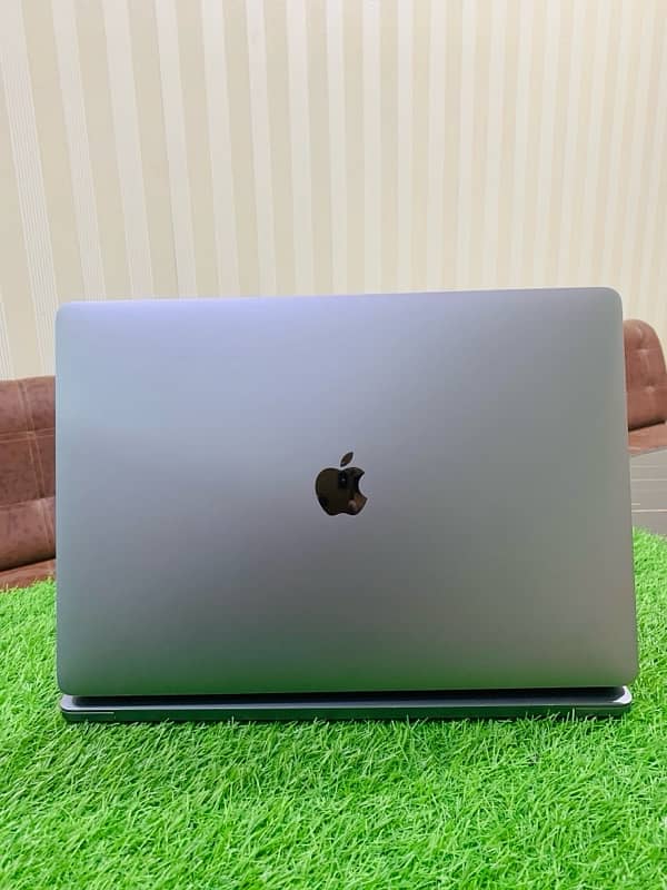 Apple Macbook pro 2019 15.4Inches i9 32/512 6