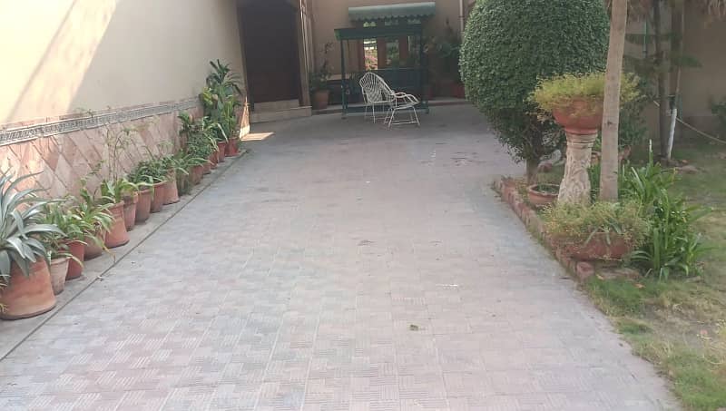 Luxurious 25 Marla Corner House In Prime Faisalabad Location Ready To Move In! 1