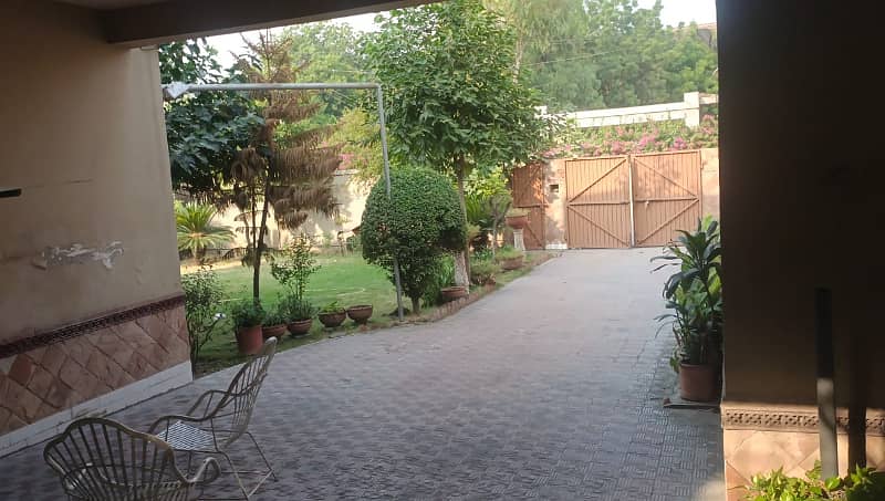 Luxurious 25 Marla Corner House In Prime Faisalabad Location Ready To Move In! 2