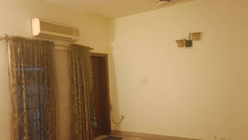 Luxurious 25 Marla Corner House In Prime Faisalabad Location Ready To Move In! 5