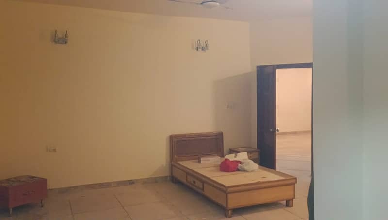 Luxurious 25 Marla Corner House In Prime Faisalabad Location Ready To Move In! 8