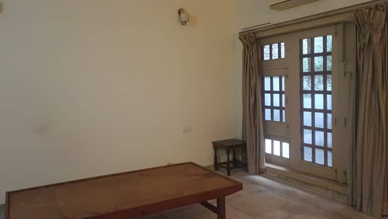 Luxurious 25 Marla Corner House In Prime Faisalabad Location Ready To Move In! 11