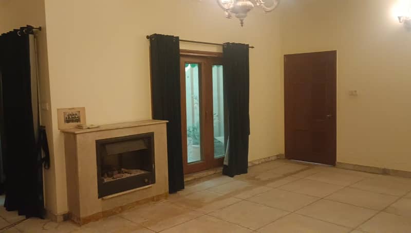 Luxurious 25 Marla Corner House In Prime Faisalabad Location Ready To Move In! 12