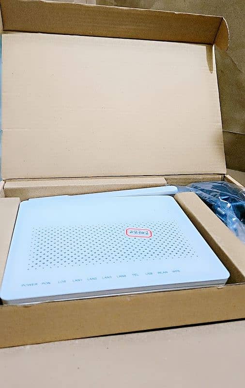 HUAWEI 8145V5 , NEW BOX PACK 5DBI ANTEENA, EPON/GPON, XPON 2.4G/5G 1