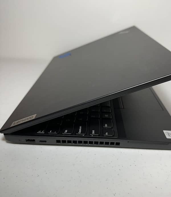 Lenovo thinkpad p15 workstation core i7 10th generation  A grade stock 4