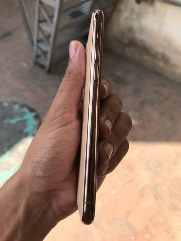 iphone 11 pro Golden color 2