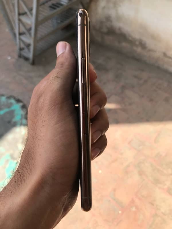 iphone 11 pro Golden color 3